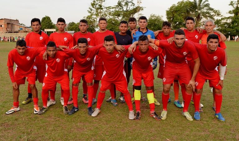 No interior do AC, time viaja quase 15h dentro da floresta para jogar futebol