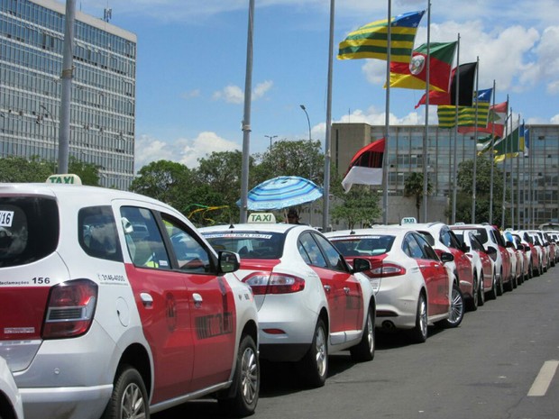 Senadores tentam votar projeto que regulamenta aplicativos de transporte na próxima terça-feira