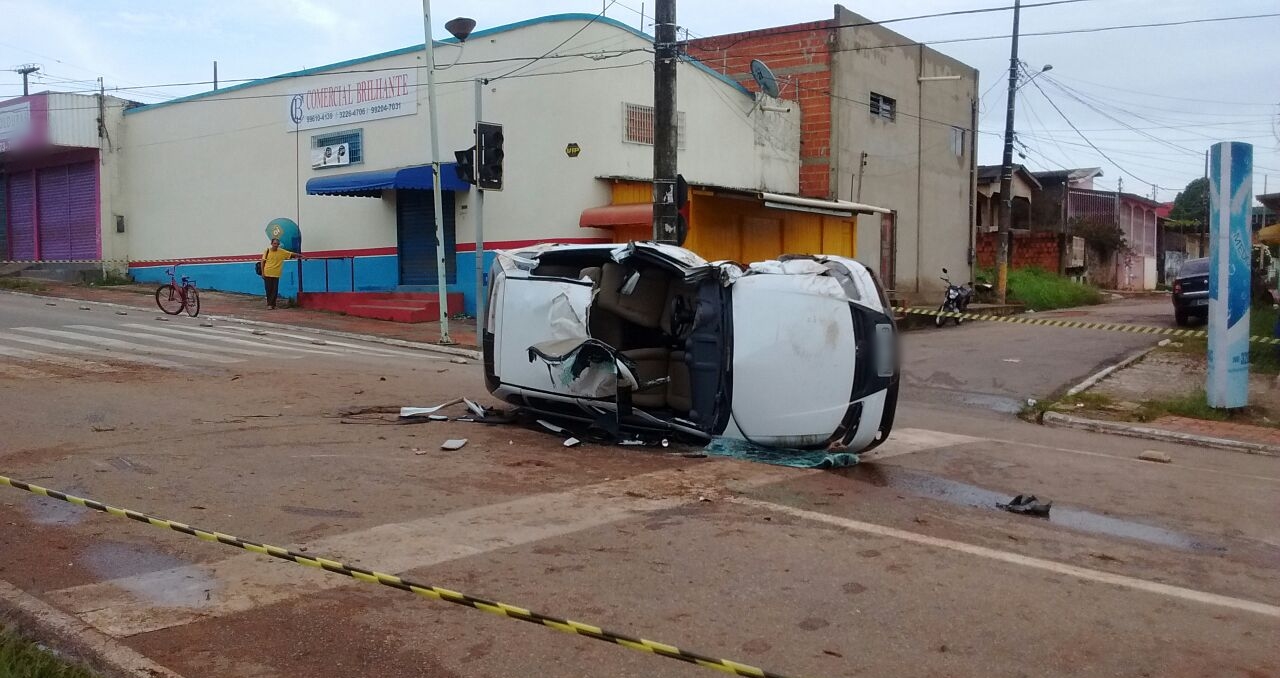 Carro capota na Avenida Ceará e quatro pessoas ficam feridas