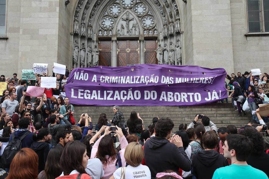 Comissão aprova PEC que impossibilita aborto; destaques ainda precisam ser votados