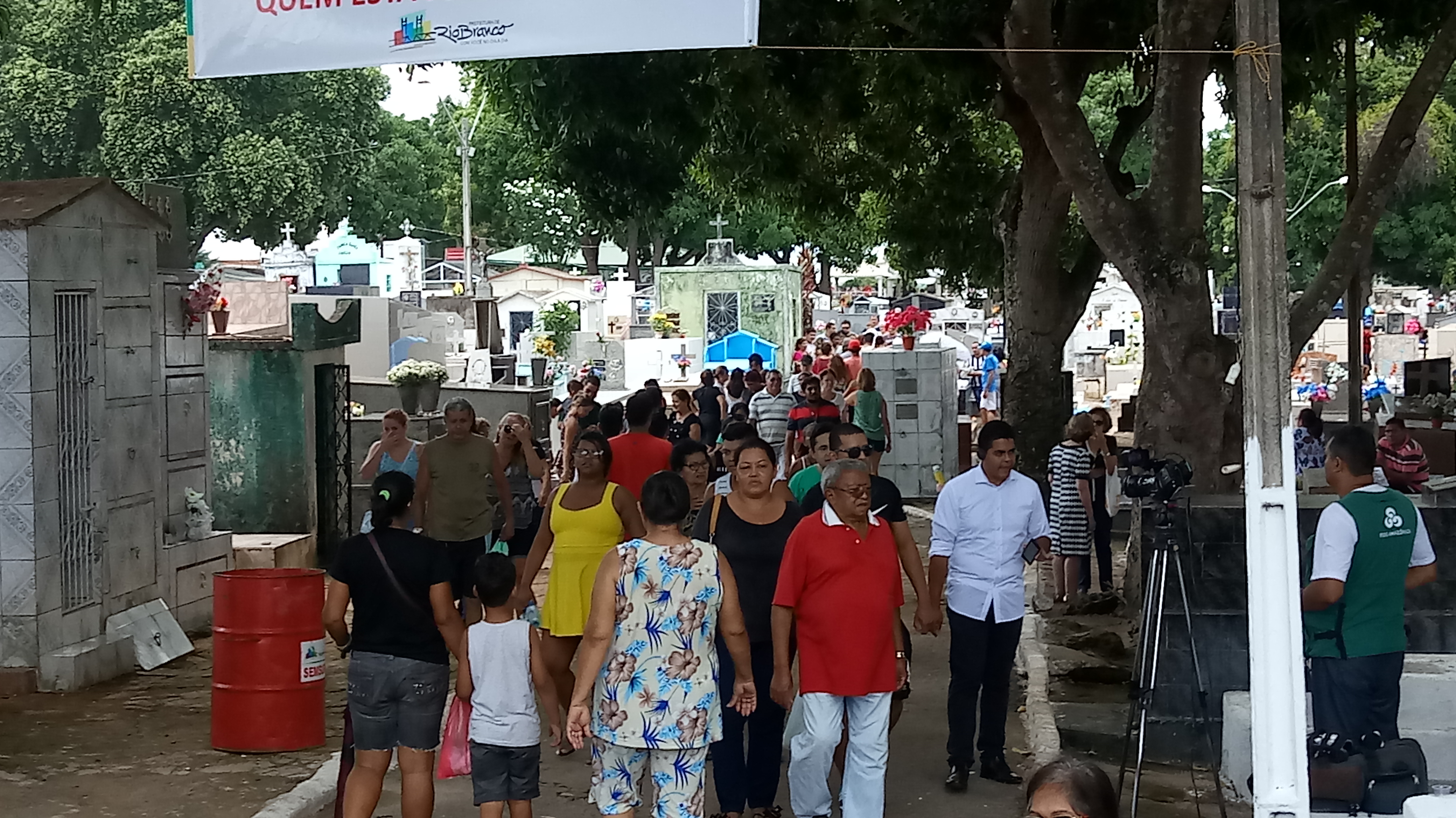 Milhares de acreanos vão ao cemitério prestar homenagens no Dia dos Finados
