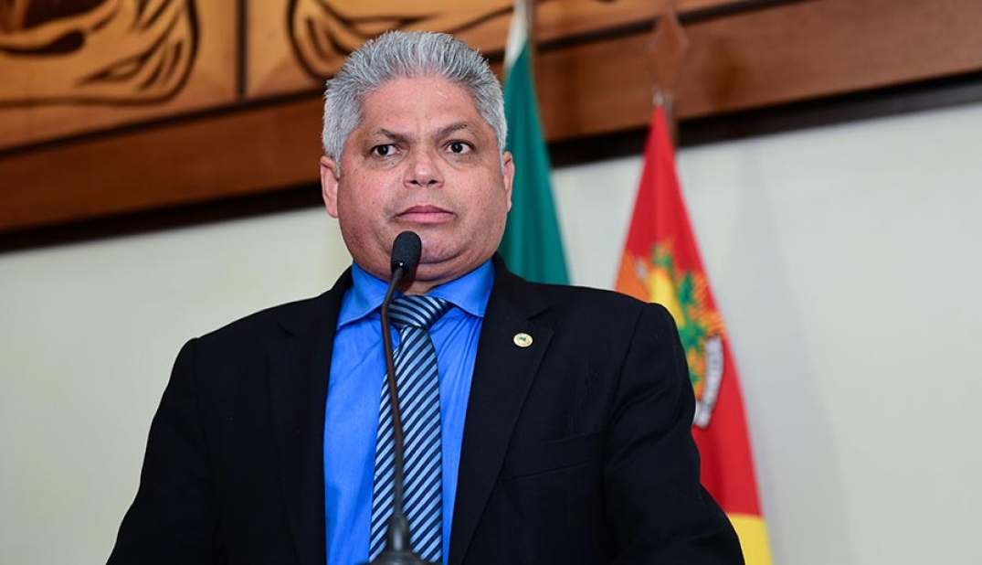 “Vamos deixar de defender partidos e defender a população”, diz deputado estadual