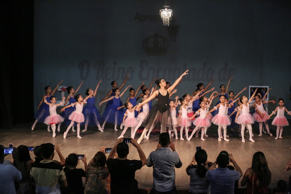 Espetáculo de balé infantil emociona pais, mães e servidores da FGB no Teatrão