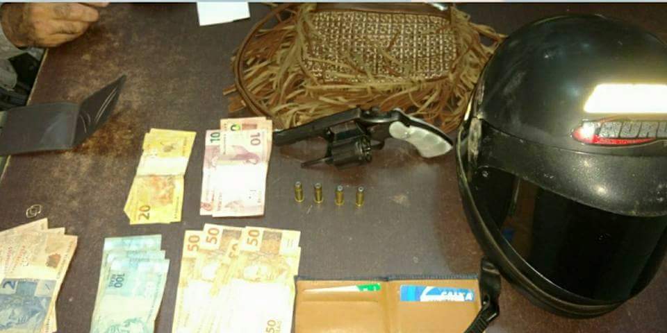 Dupla é presa com arma de fogo no bairro Seis de Agosto