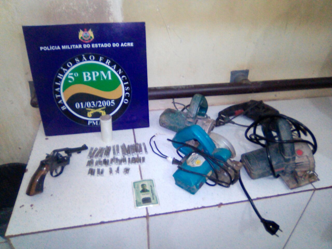 Após denúncia anônima, Polícia Militar apreende arma de fogo e drogas na capital