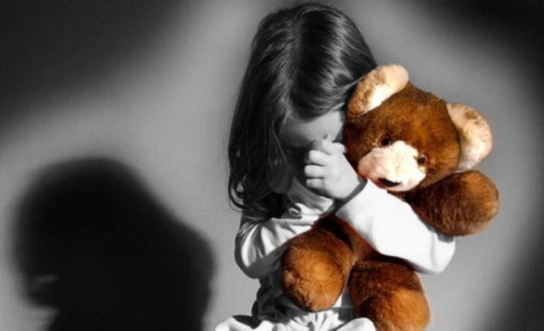 Menina de 10 anos violentada fará aborto legal, sob alarde de conservadores à porta do hospital