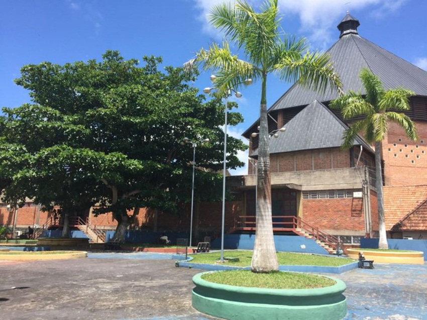 Em Cruzeiro do Sul, bandidos esperam oração terminar para assaltar vítimas em praça pública