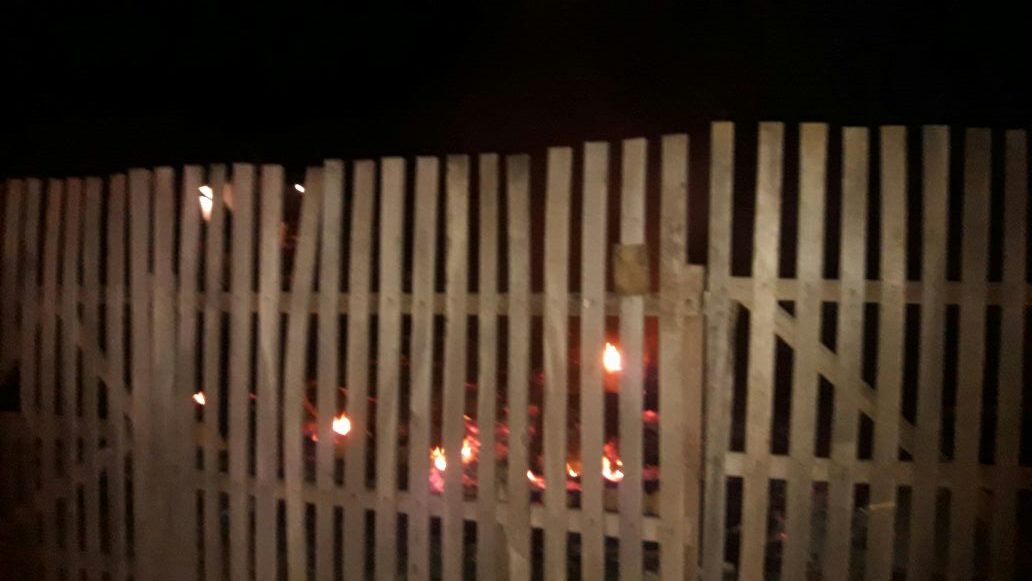 Família sai para culto e casa é completamente destruída por incêndio no bairro Ilson Ribeiro