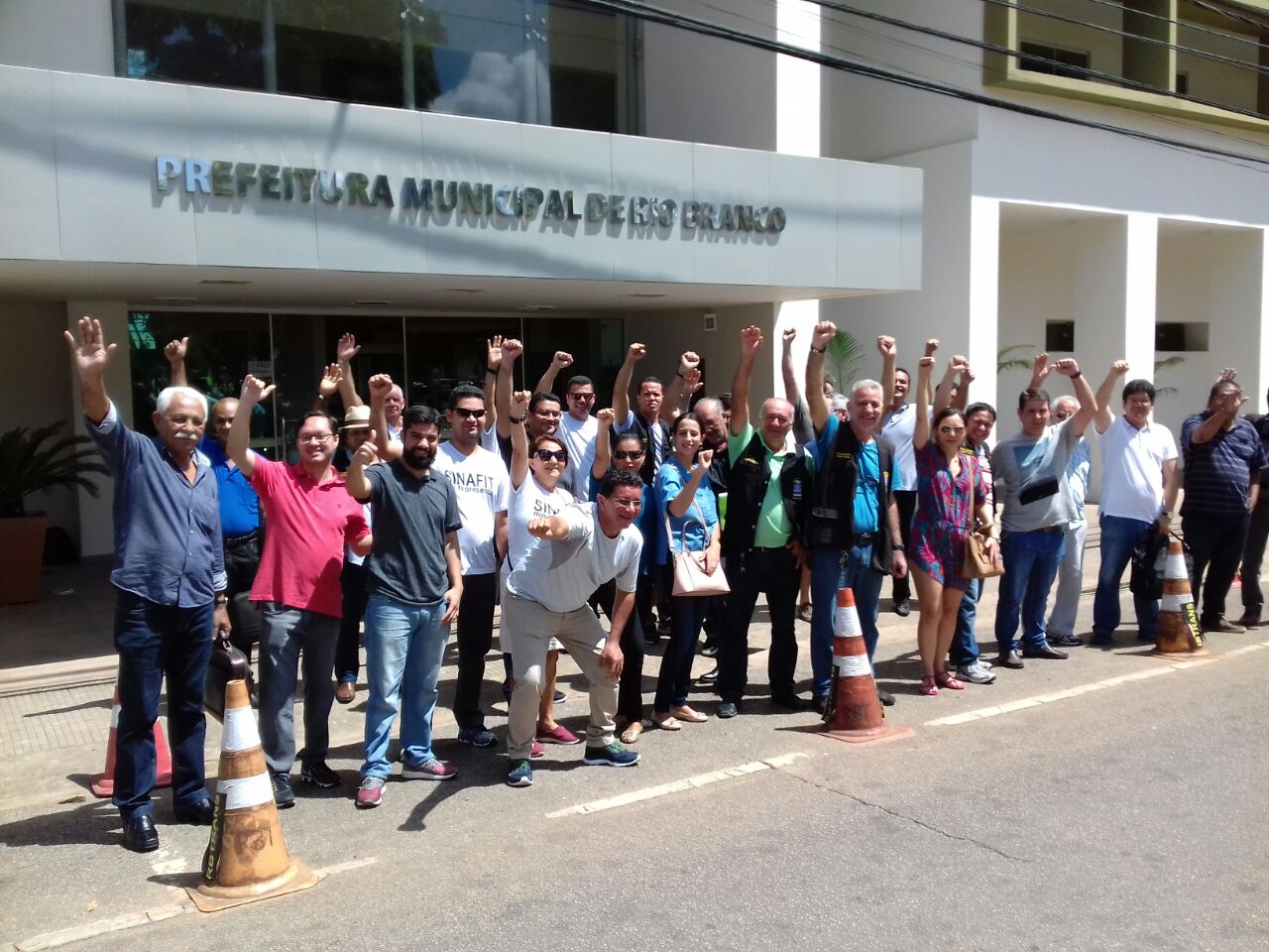 Sindicato acusa prefeito de não cumprir acordo e declara greve