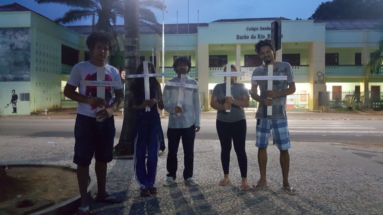 Militantes fincam cruzes na Praça da Revolução: “simboliza o sepultamento dos direitos”
