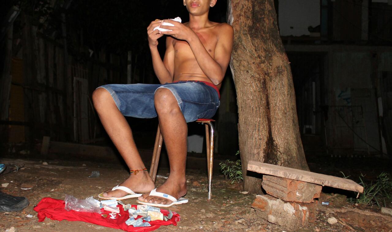 Menor é apreendido acusado de tráfico de drogas enquanto lanchava à espera de clientes no Papoco