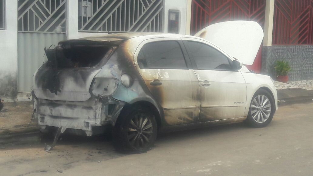 Veículo de policial militar é incendiado na garagem de casa no bairro Novo Calafate