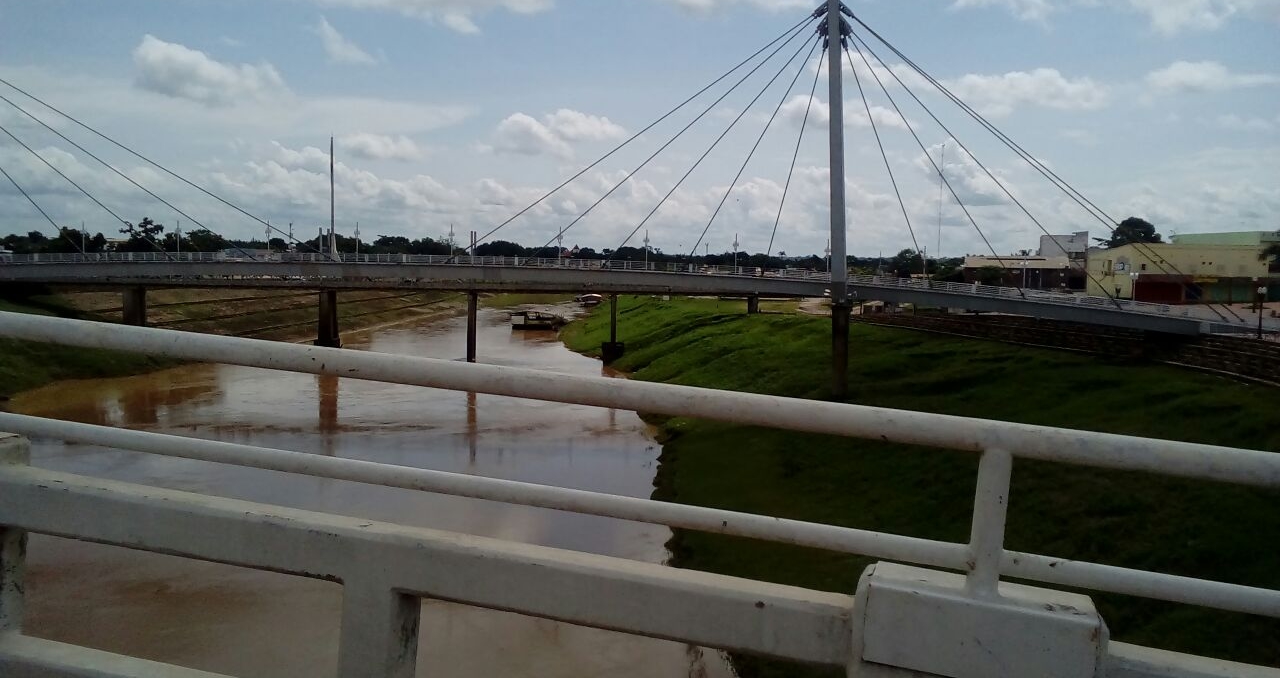 Mulher teria se jogado de ponte metálica e policias realizam buscas no local