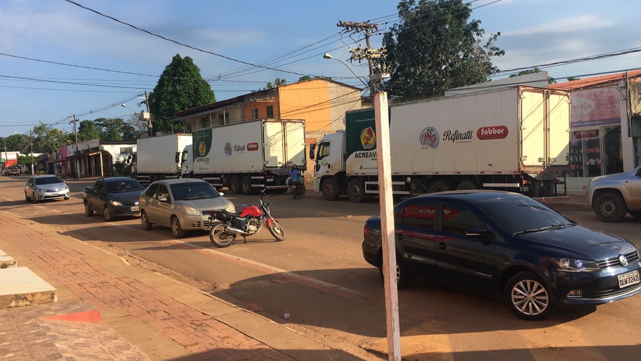 Polícia já investiga condutores e empresa dos caminhões que transportavam mais de R$ 300 mil