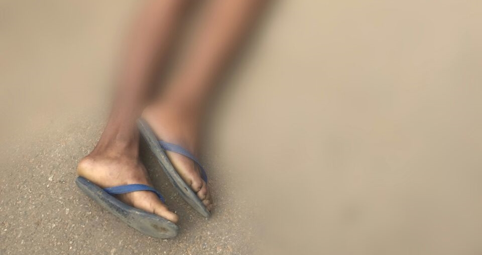 Jovem com deficiência física é executado a tiros enquanto caminhava em rua na baixada