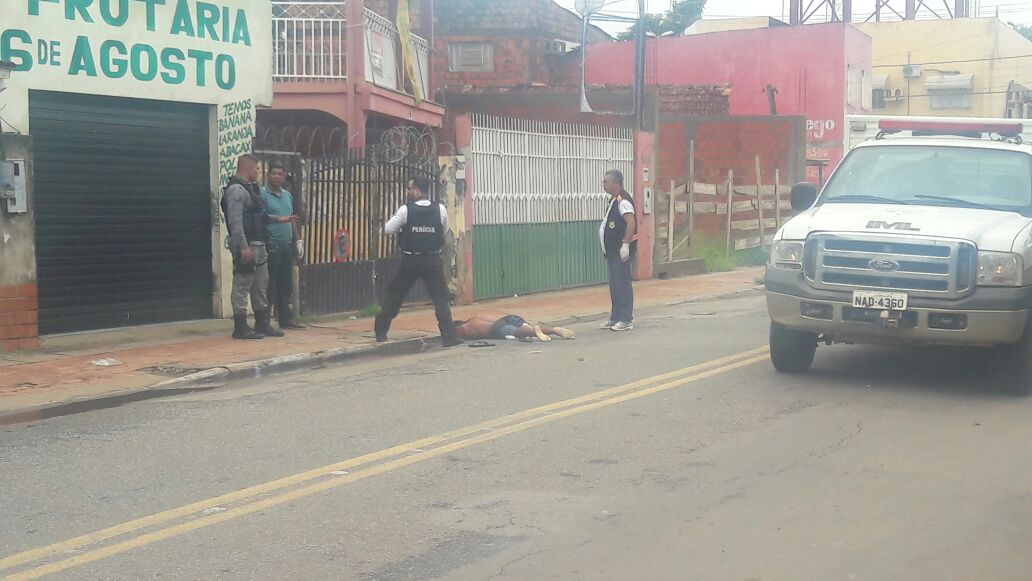 Duplo homicídio: homens em moto atiram e matam dois na rua principal do bairro Seis de Agosto