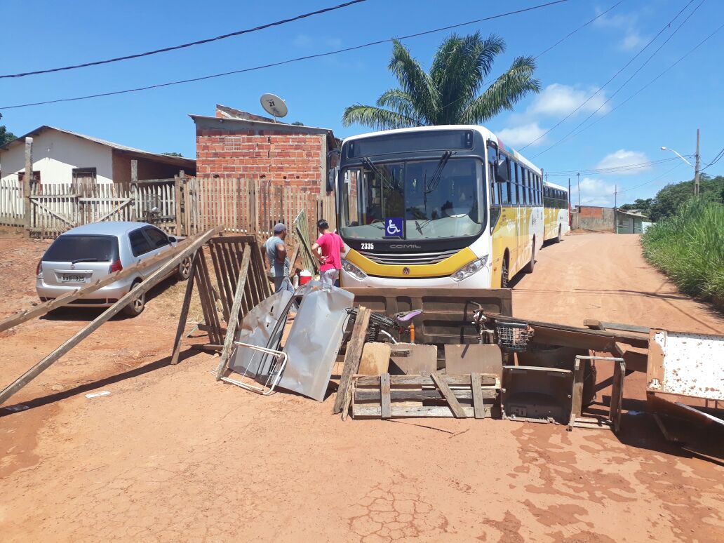 Moradores do Eldorado fecham rua em protesto contra condições no bairro