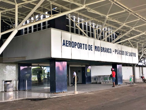 Após poucos minutos de voo, pássaro colide contra avião que precisa retornar para Rio Branco