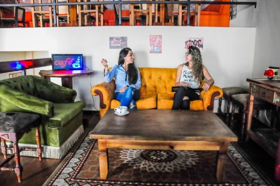 Jovem que saiu do Acre inaugura café com sofá disputado inspirado na série Friends