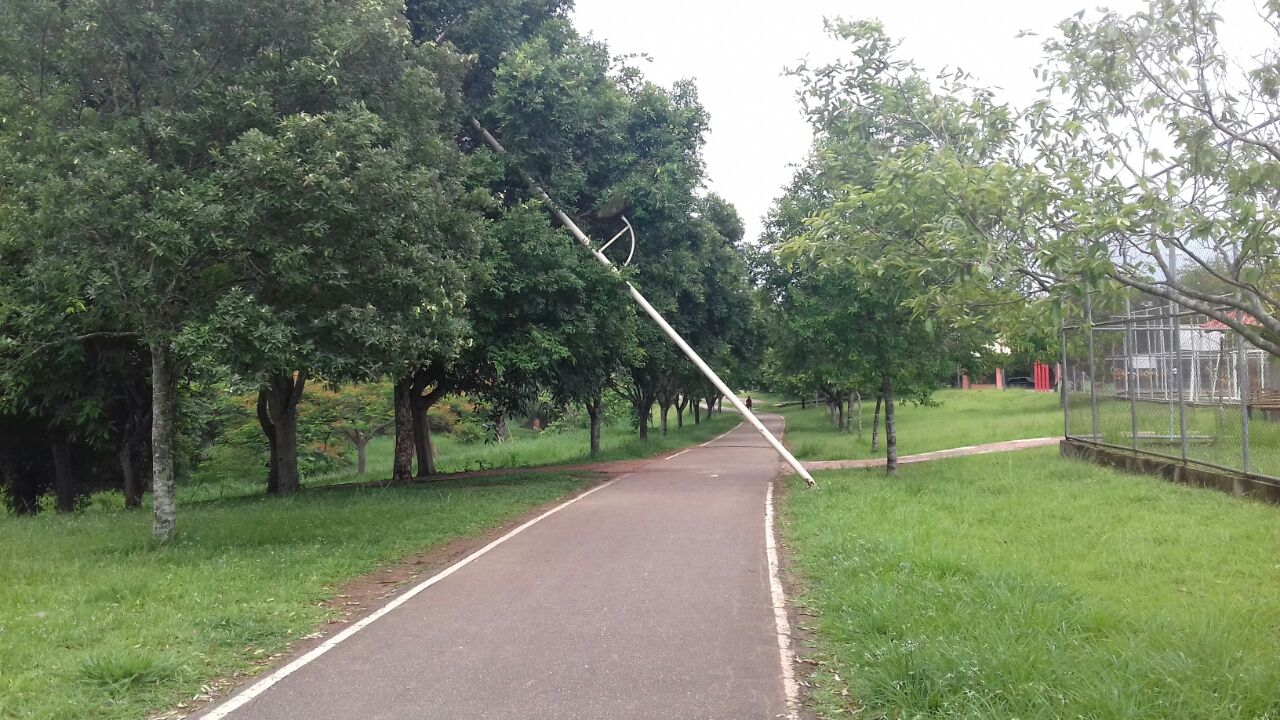 Poste de energia cai em espaço para pedestres e oferece perigo a populares