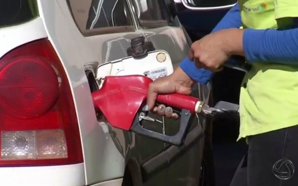 Preço da gasolina volta a subir e atinge R$ 3,882 por litro; gás também teve aumento