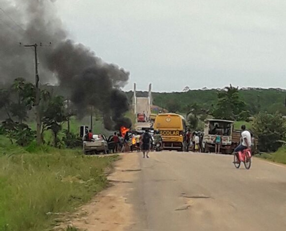Freteiros fecham rodovia no Acre em protesto por regularização da categoria