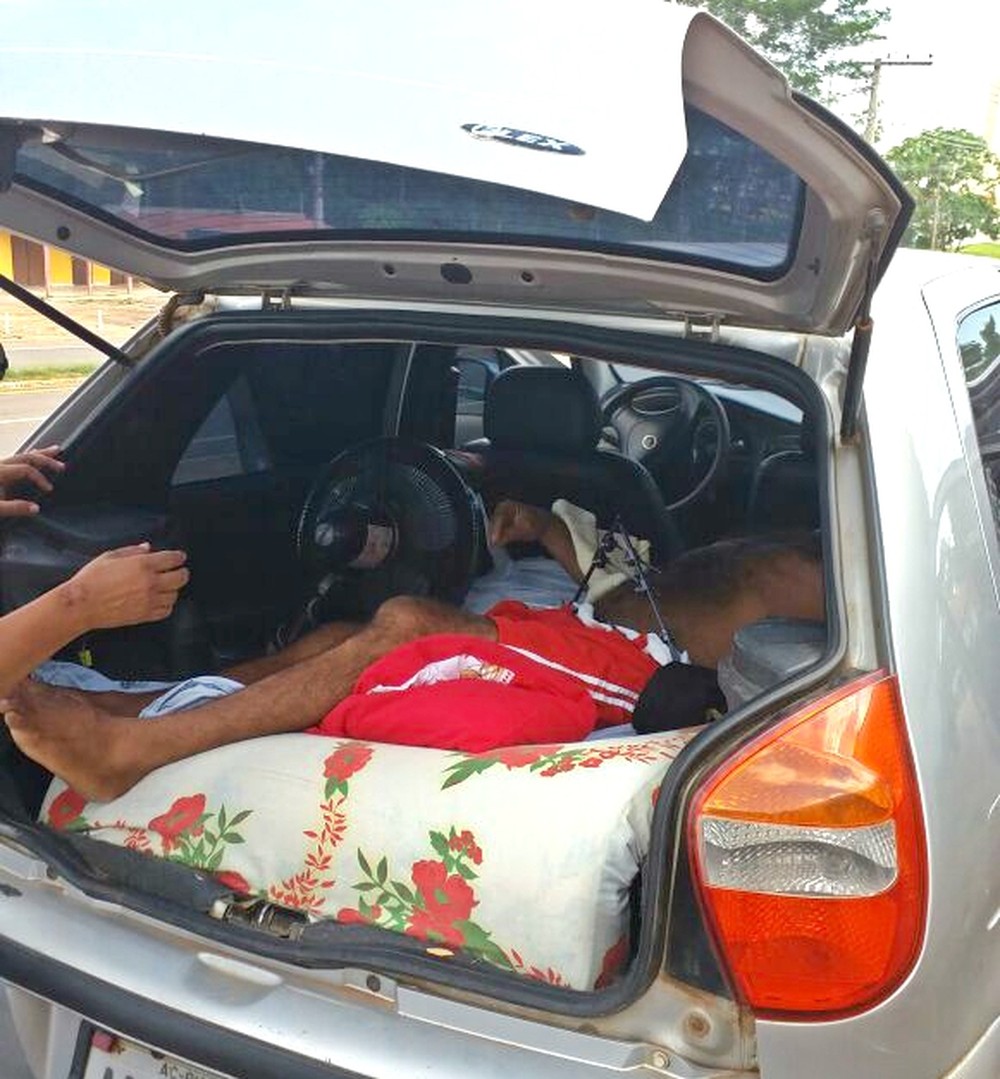 Sem ambulância, homem com bacia quebrada é levado a consulta em porta-malas de carro