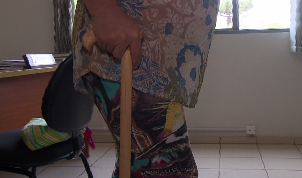 Mulher empurrada de penhasco no Paraná finge estar morta para fugir do namorado