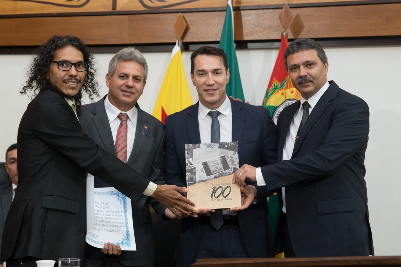 Ney Amorim recebe livro dos 100 anos de história dos técnicos agrícolas no Estado