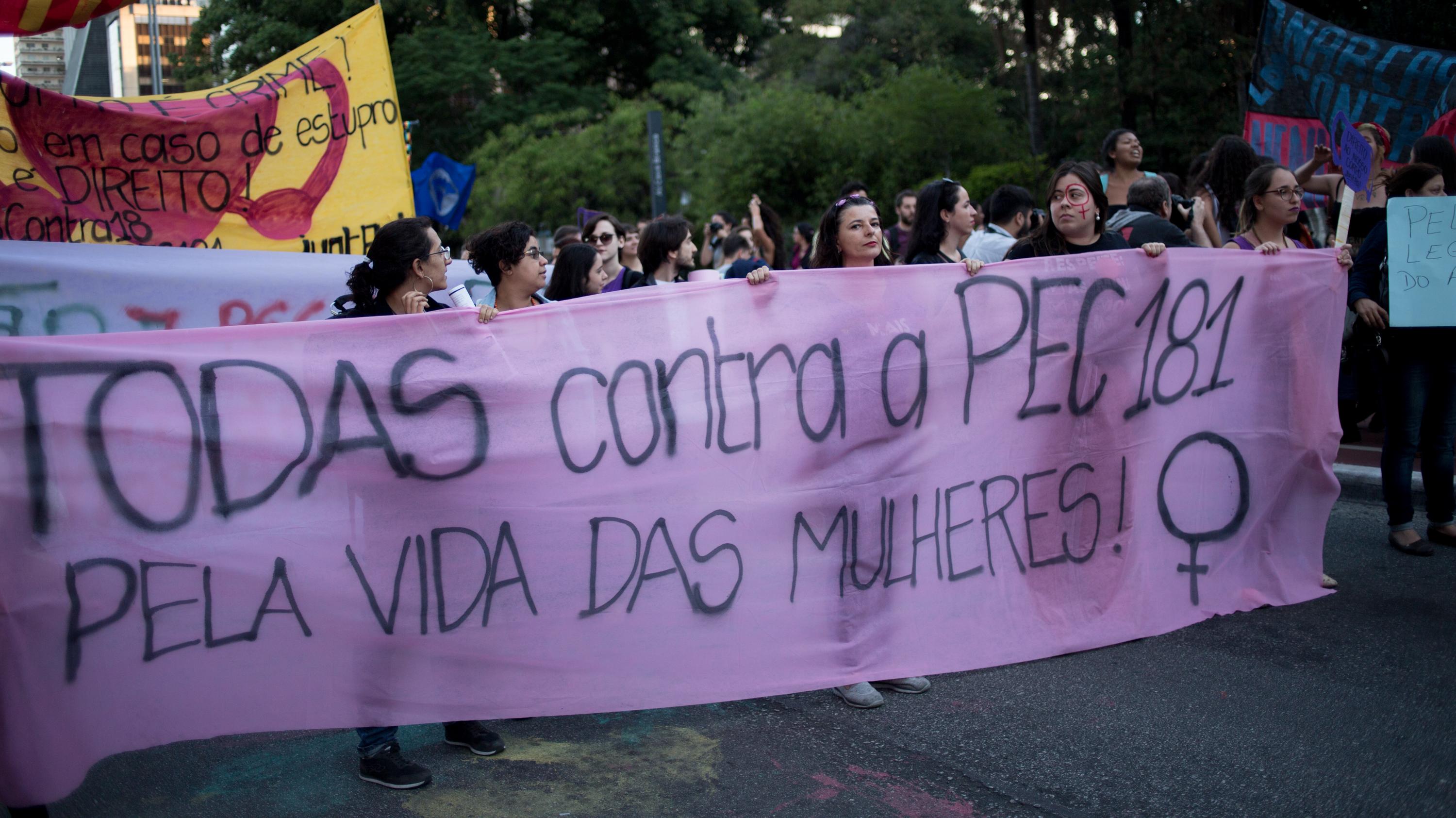 Mulheres acreanas protestam contra a PEC 181 nesta quinta-feira na Capital