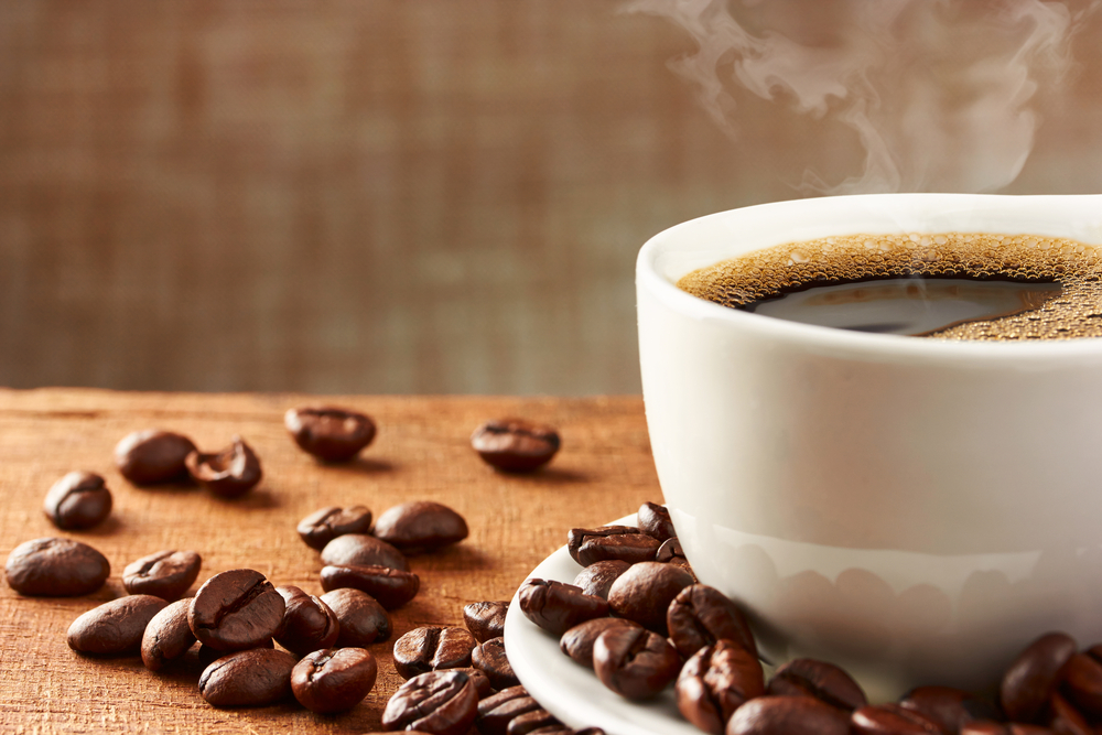Beber três xícaras de café por dia faz mais bem do que mal à saúde