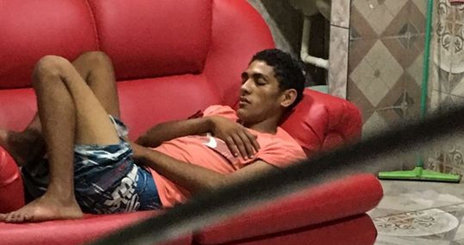 Ladrão pego dormindo em casa que ia furtar é preso novamente após atolar carro furtado
