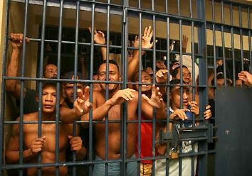Detentos tentam quebrar bloqueador de celular a pedradas no presídio de Rio Branco