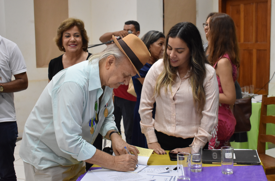 Fernanda Hassem prestigia posse da nova diretoria da Academia de Letras em Brasileia