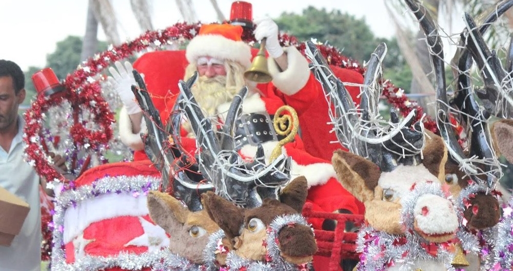 Papai Noel é alvo de pedradas de crianças ao ficar sem balas em Itatiba