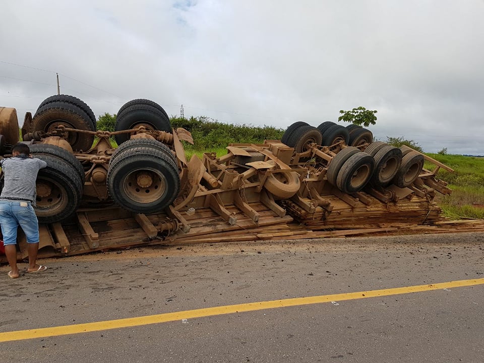 Carreta transportando madeira tomba na estrada de Sena Madureira