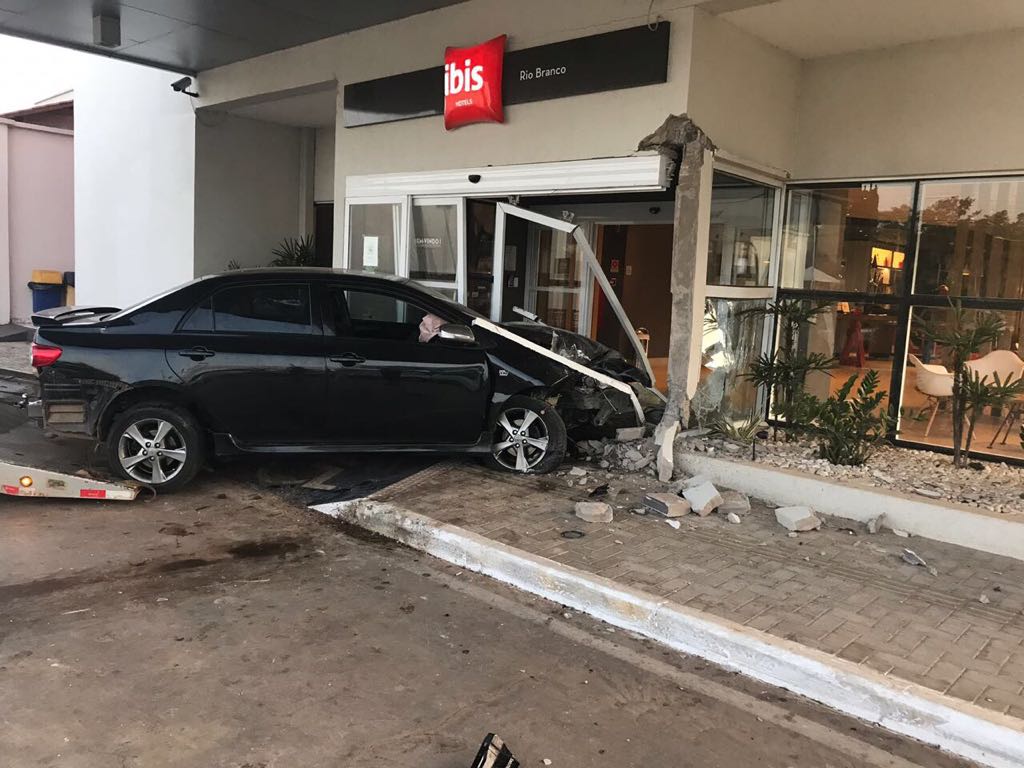 Motorista não habilitada invade entrada de hotel em Rio Branco com carro durante a madrugada