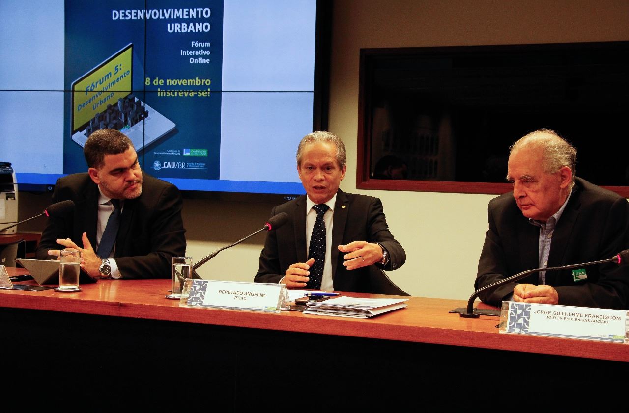 Angelim coordena discussão sobre desenvolvimento urbano