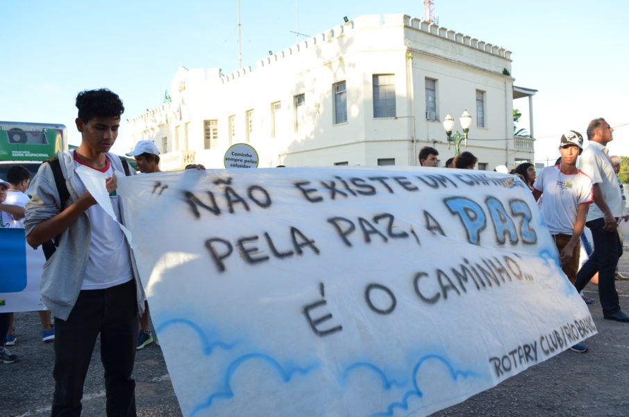 Escolas da rede pública participam da III Caminhada pela Paz