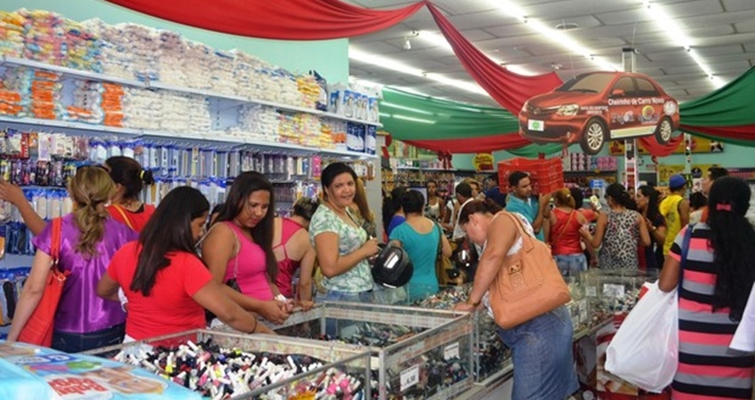 Com 13º salário, comerciantes se animam e reforçam contratações para o Natal