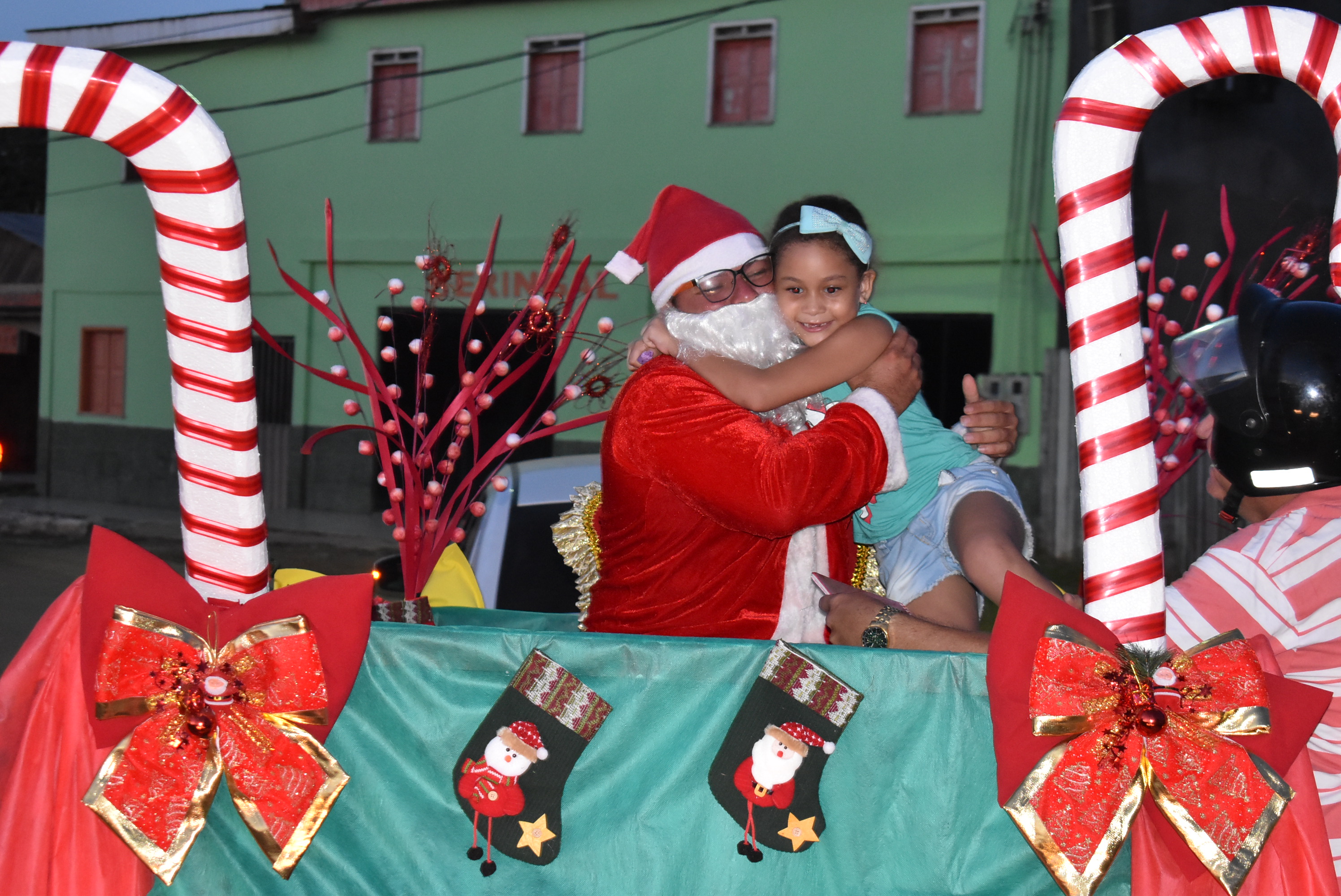 Em Brasileia, Fernanda Hassem inicia Feira Natalina com a chegada do Papai Noel