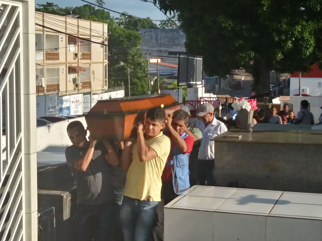 Ilson Nascimento é sepultado por familiares e amigos em clima de muita comoção