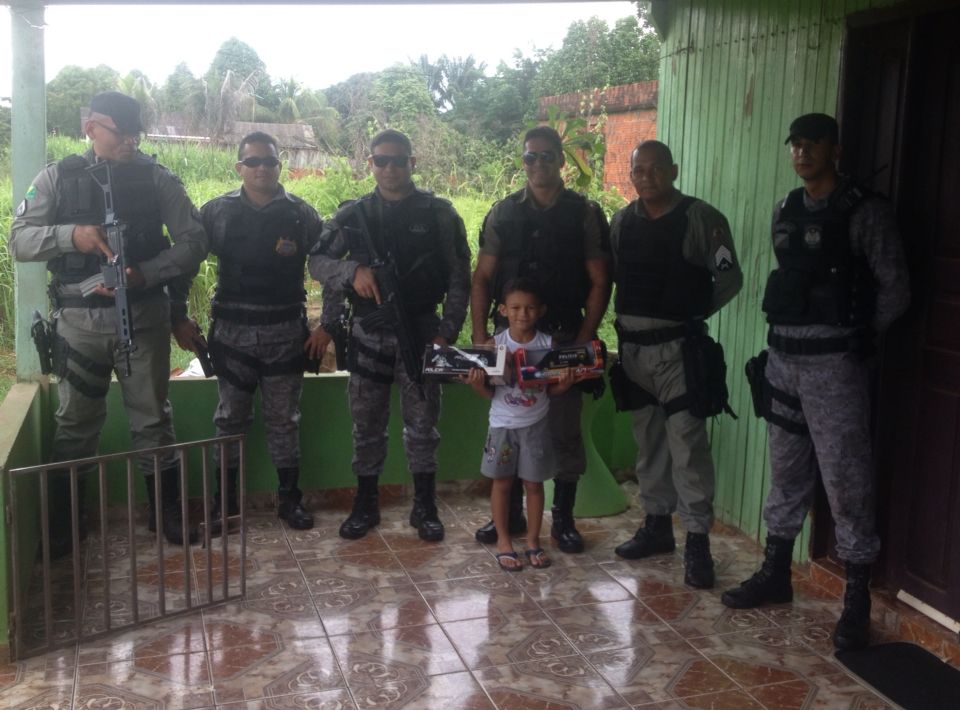 Após carta enviada aos Correios, policiais militares realizam sonho de Criança na Vila Acre