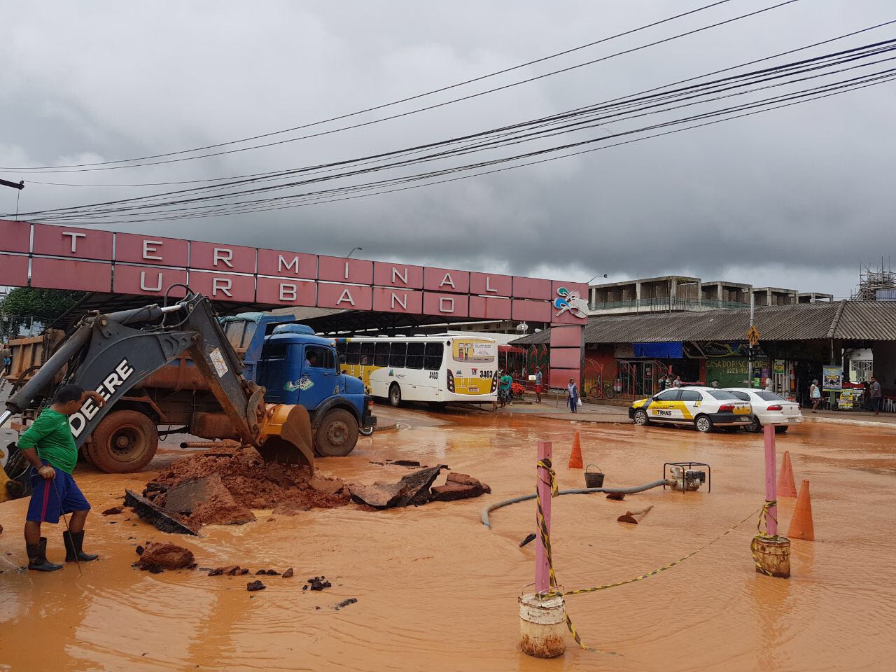 Adutora rompe na Avenida Brasil e fecha plataforma no Terminal Urbano