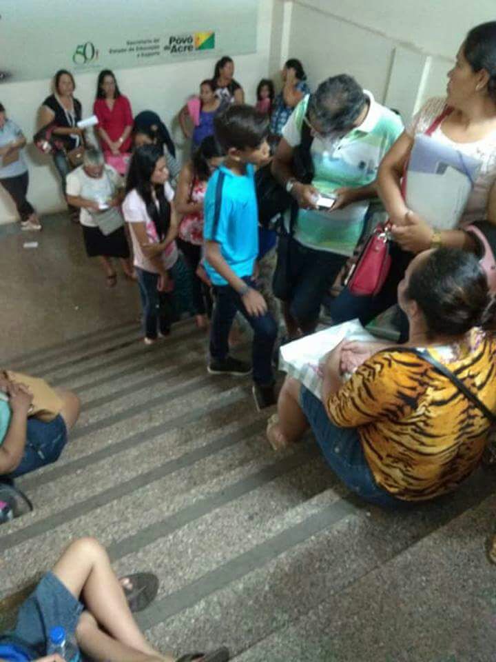 Filas quilométricas marcam primeiro dia de inscrições para vagas nos colégios militares