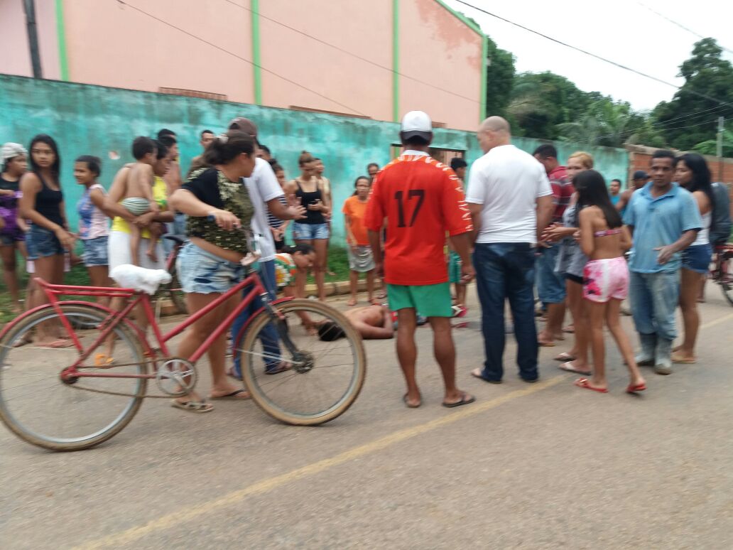 Dupla em moto executa jovem de 22 anos com três tiros no bairro Canaã