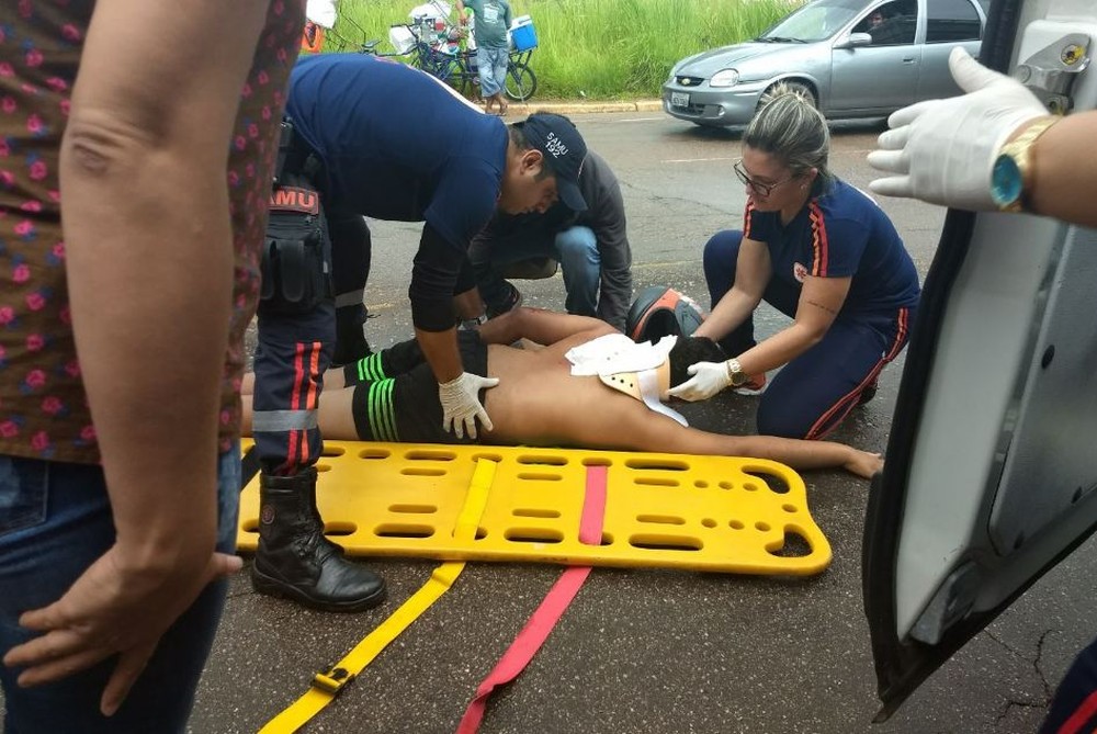 Garoto de 11 anos fica ferido após bicicleta que pilotava se chocar contra carro