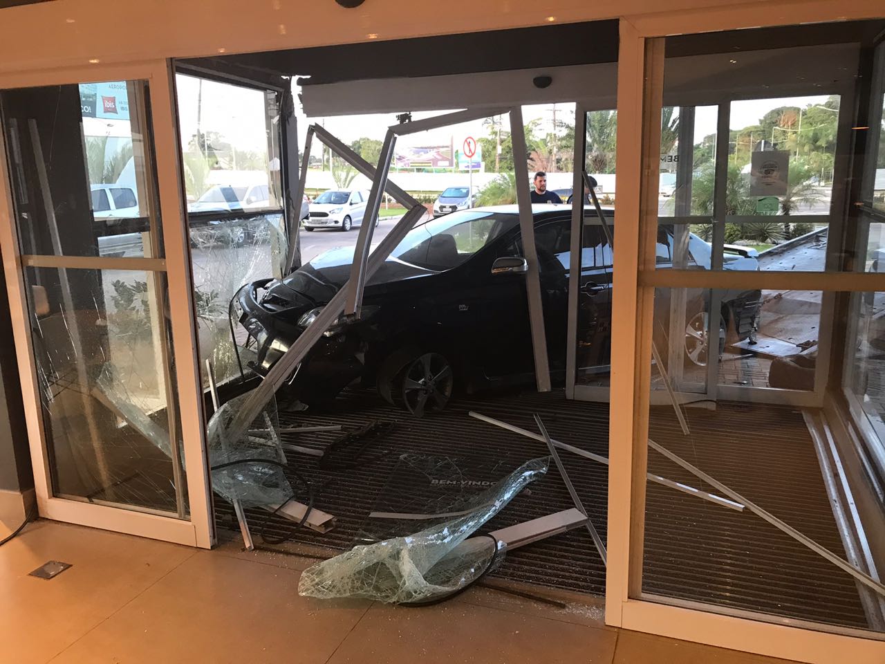 “Não estava alcoolizada”, afirma em nota a motorista do carro que acertou entrada de Hotel