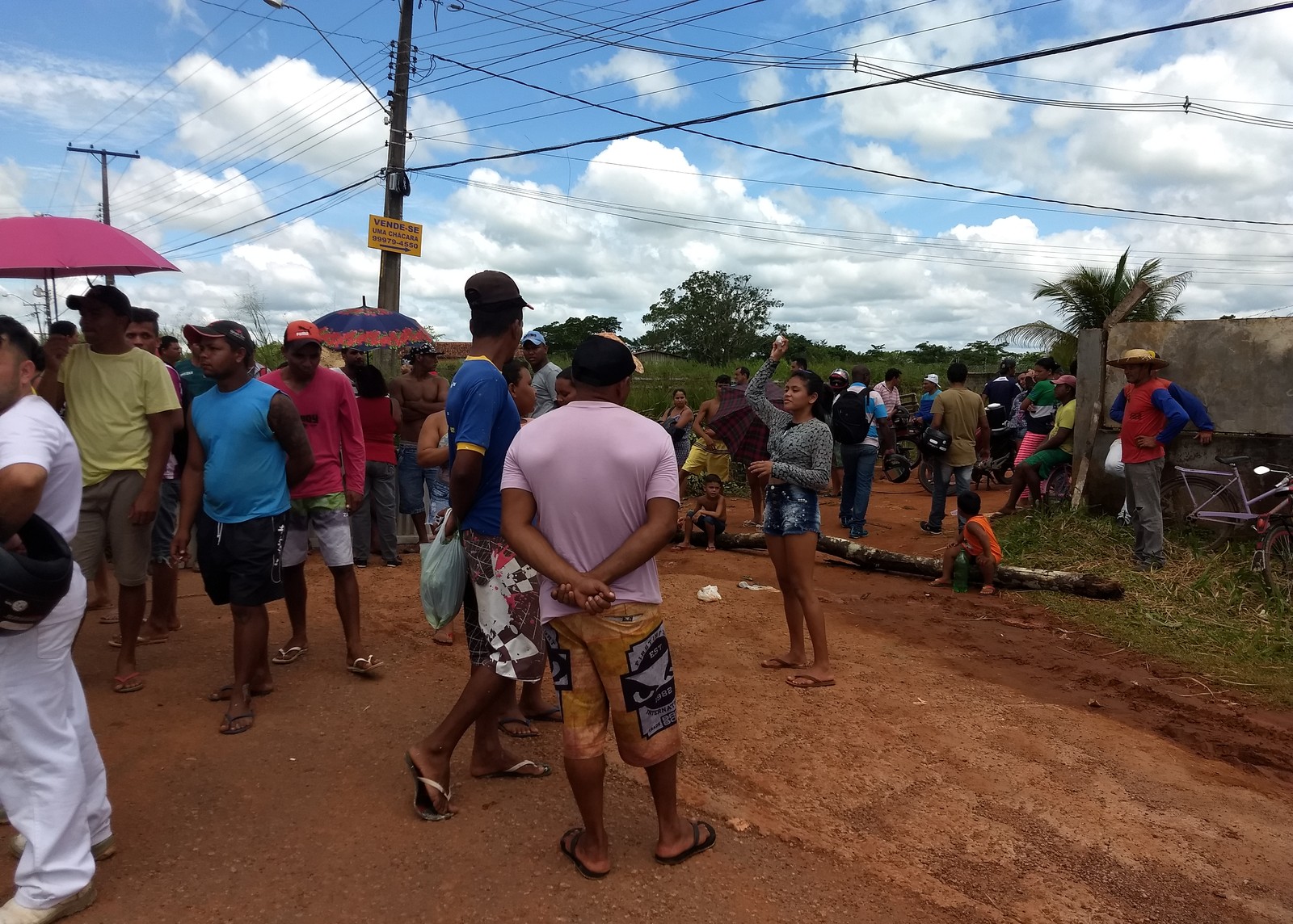 Populares fecham rodovia para protestar pela falta de moradia após invadirem conjunto
