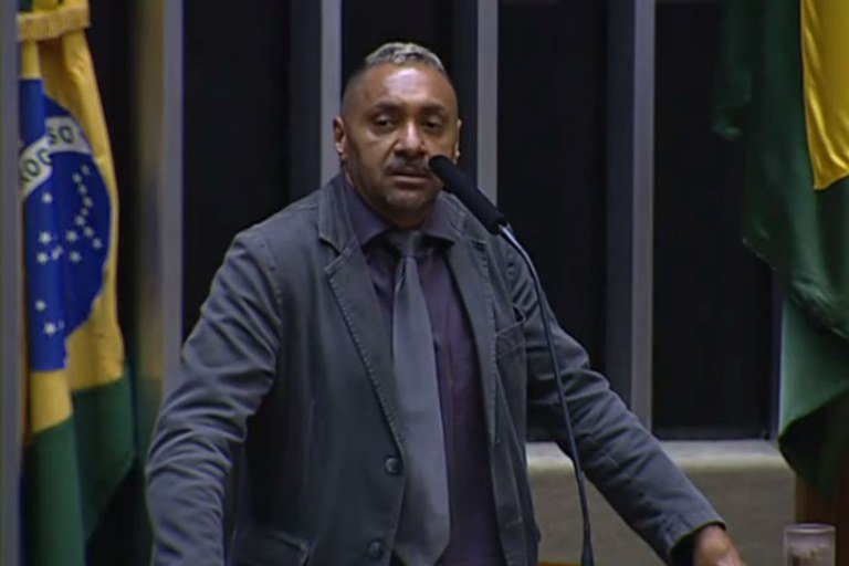‘Com vergonha da política’, Tiririca usou dinheiro público para viajar e fazer shows de humor